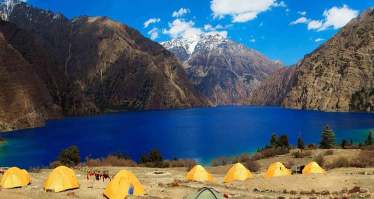 Zeltstangen neben einem türkisfarbenen See mit Bergkulisse
Wait, let me correct that - I made an error:
Campingzelte neben einem türkisfarbenen See mit Bergkulisse