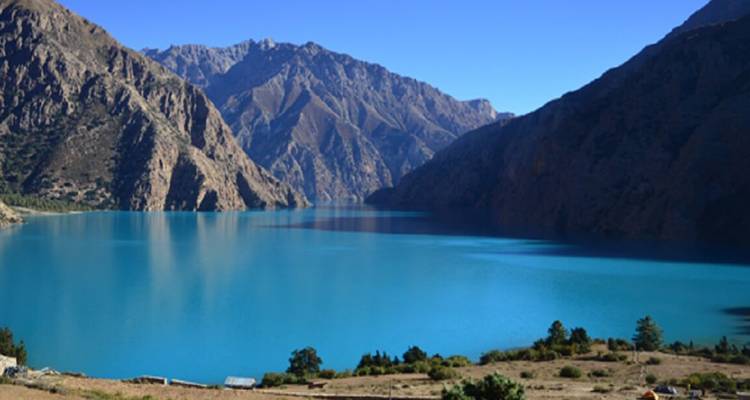 Blauer See umgeben von hohen Bergen