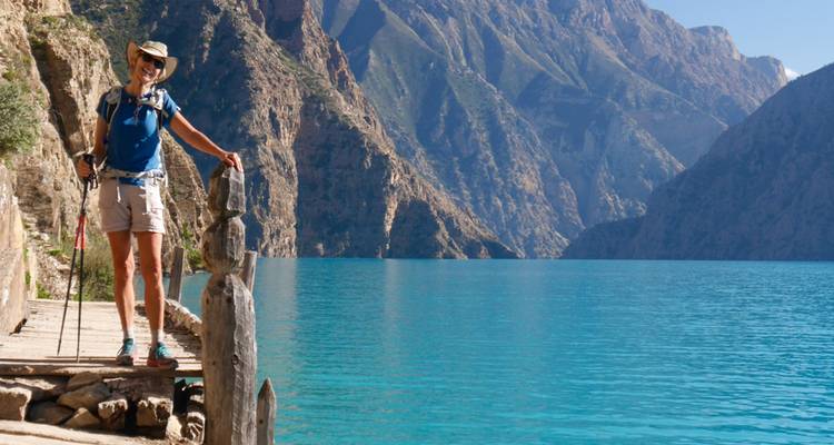 Wanderer posiert an türkisfarbenem See in den Bergen