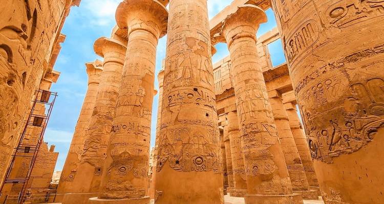 Columnas antiguas intrincadas con tallados.