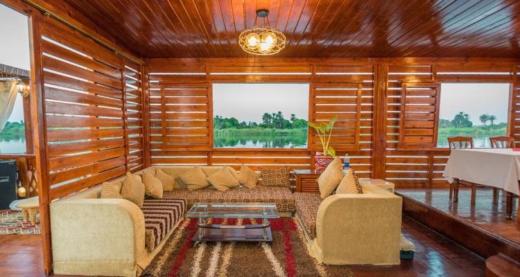 Ruime en elegante interieur lounge op een boot.