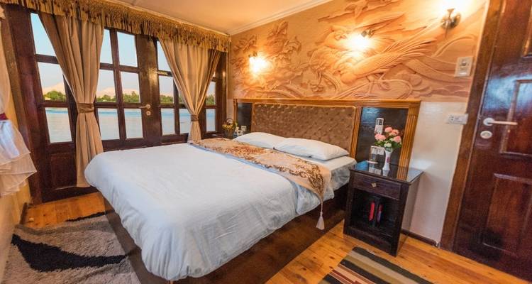 Gezellige slaapkamer met uitzicht op het water.