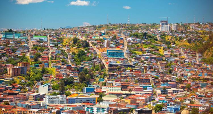 Ville colorée sur une colline sous un ciel vibrant