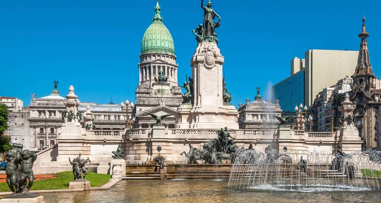 Bâtiment orné avec des statues et une fontaine à Buenos Aires