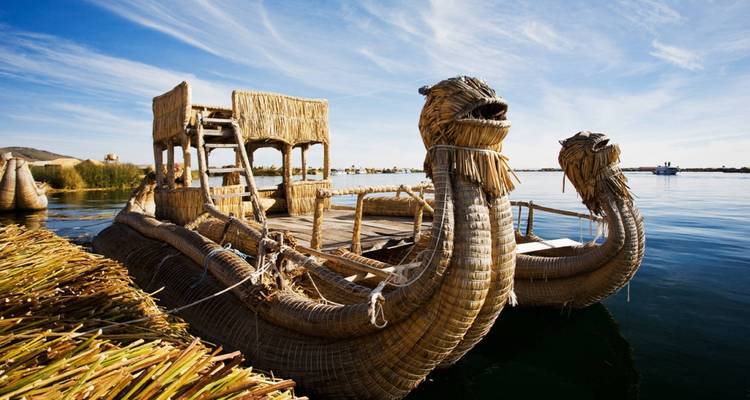 Traditionele rietboot op een meer
