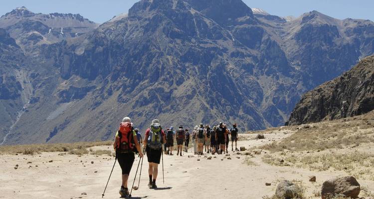 Groep wandelaars die richting een bergketen loopt