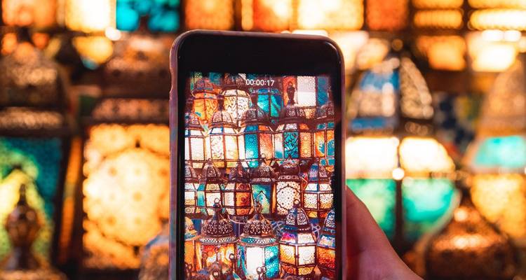 Laternen und ein Smartphone, das die Szene einfängt.