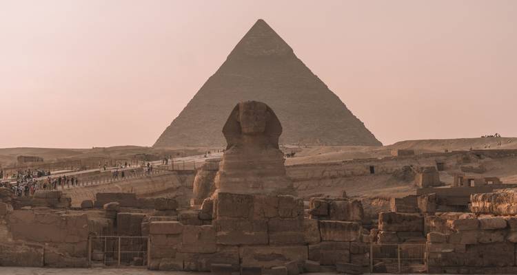 Die Große Pyramide und Sphinx von Gizeh unter einem diesigen Himmel.