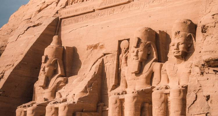 Statuen von Ramses II in Abu Simbel.