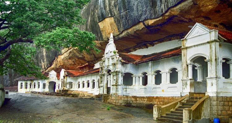 Dambulla Grottempel complex gebouwd in een rotswand.
