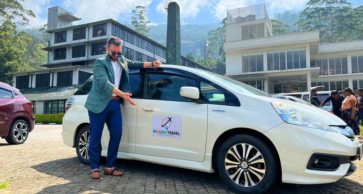 Persoon die naast een auto staat bij een reisbureau.