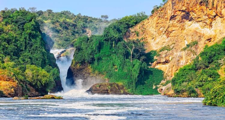 Pittoreske waterval omgeven door weelderig groen.