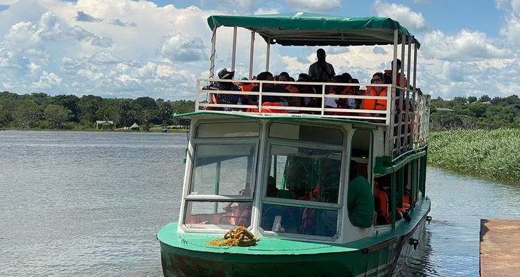 Boot met mensen die zwemvesten dragen op een rivier.