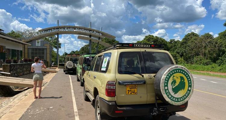 Land Cruisers geparkeerd bij de ingang van Murchison Falls National Park.