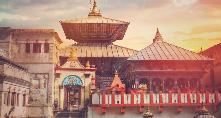 Temple de Pashupatinath à Katmandou au coucher du soleil avec un ciel dramatique.