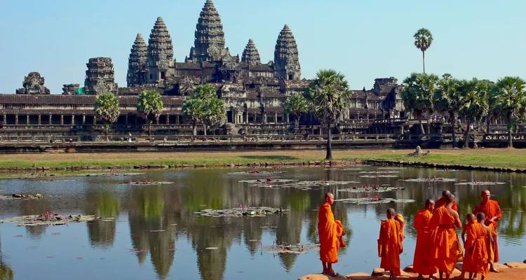 Monniken voor het Angkor Wat tempelcomplex.