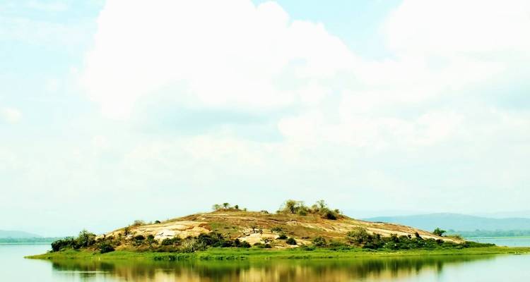 Isla pequeña con vegetación escasa