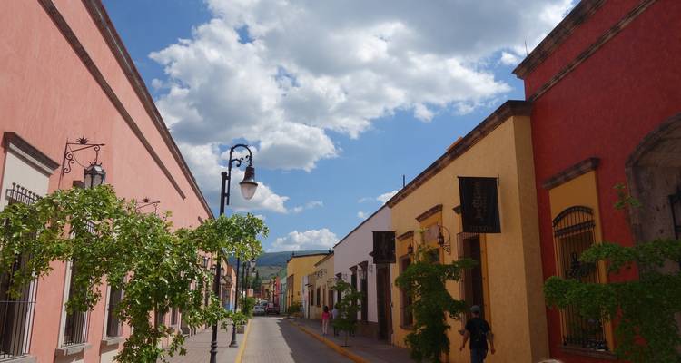Calle colorida de la ciudad con edificios históricos y cielo brillante.