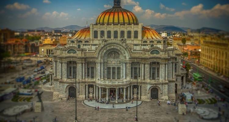 Edificio histórico con una cúpula distintiva.