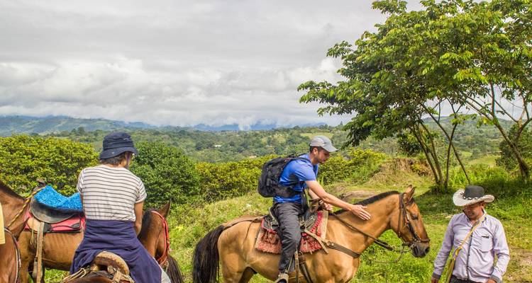 Des personnes à cheval explorant un paysage pittoresque.