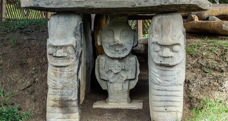 Anciennes figures de pierre disposées dans un cadre archéologique.