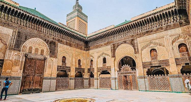 Aufwendig geschnitzter Zedernholz- und Zellij-Fliesen-Innenhof der Bou Inania Madrasa in Fes.
