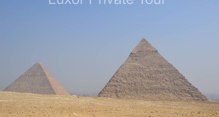 Verre aanblik van piramides met heldere luchten erboven.