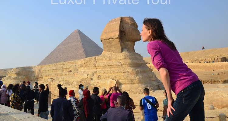 Toeristen bij de Sfinx en piramides.