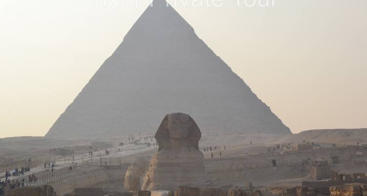 Sfinx en grote piramide onder een heldere hemel.