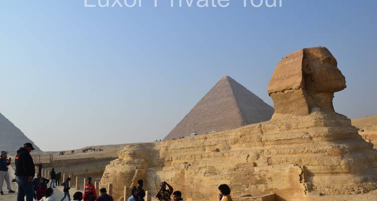 Toeristen bij de Sfinx en de piramides van Gizeh.