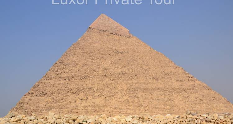 Pirámide de Giza con un primer plano árido.