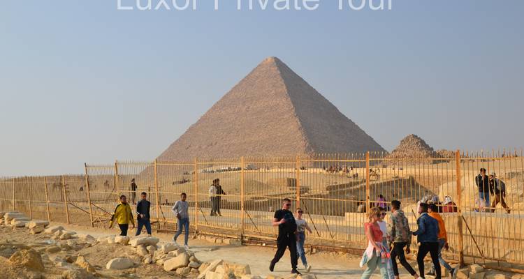 Visitantes en la base de las pirámides de Giza.