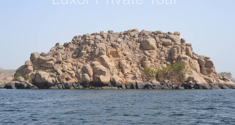 Formación rocosa insular en un cuerpo de agua.