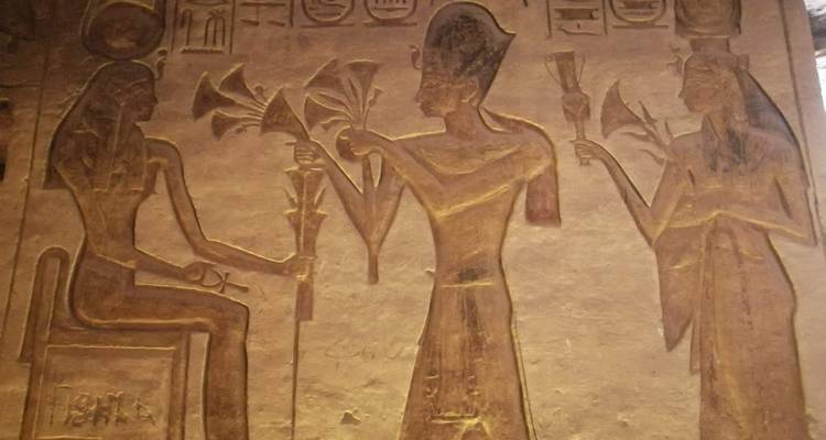 Primer plano de tallas murales egipcias que representan figuras.