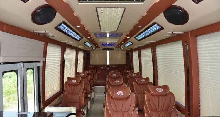 Luxuriöser Businnenraum mit Ledersitzen.