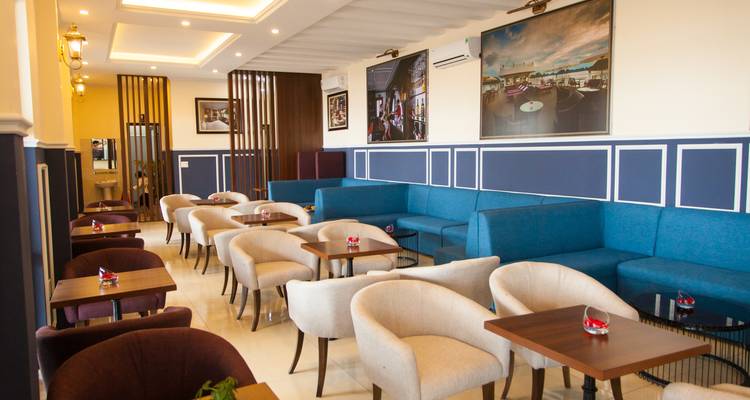 Restaurant oder Café mit bequemen Sitzgelegenheiten.