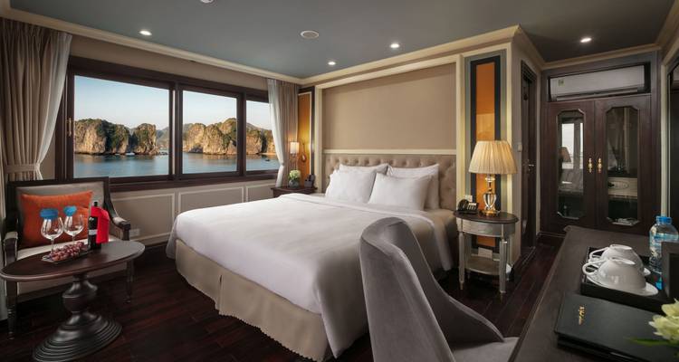 Luxuriöses Schlafzimmer mit Blick auf die Bucht.