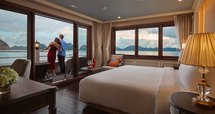 Paar genießt den Balkonblick von einer Kreuzfahrtkabine.