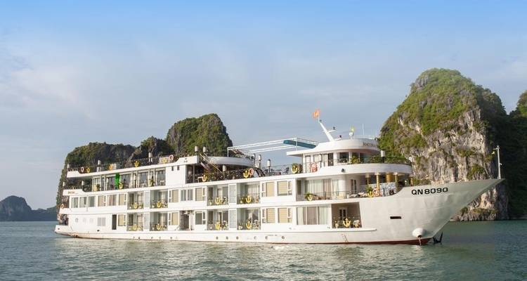 Ein Luxuskreuzfahrtschiff auf den Gewässern der Halong-Bucht mit Kalksteininseln.