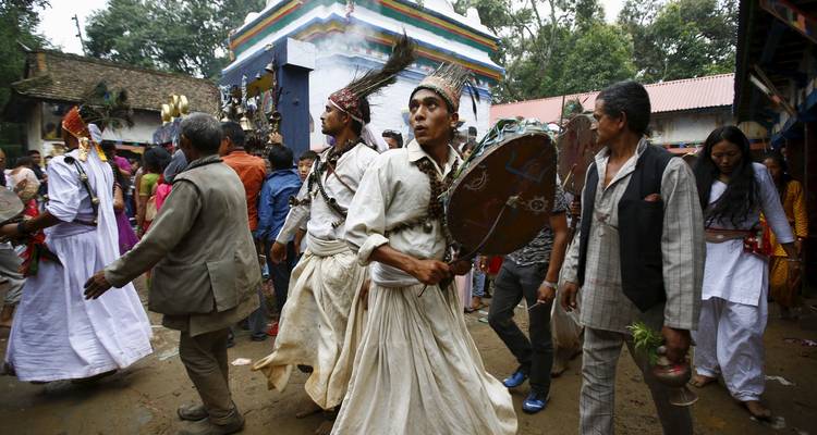 Traditionelles Trachtenfest mit tanzenden Menschen und Trommelspielern.