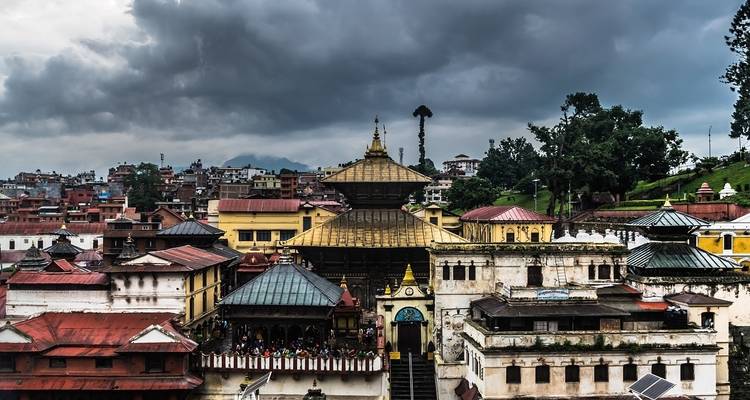 Pashupatinath Tempel met bewolkte lucht in Kathmandu.