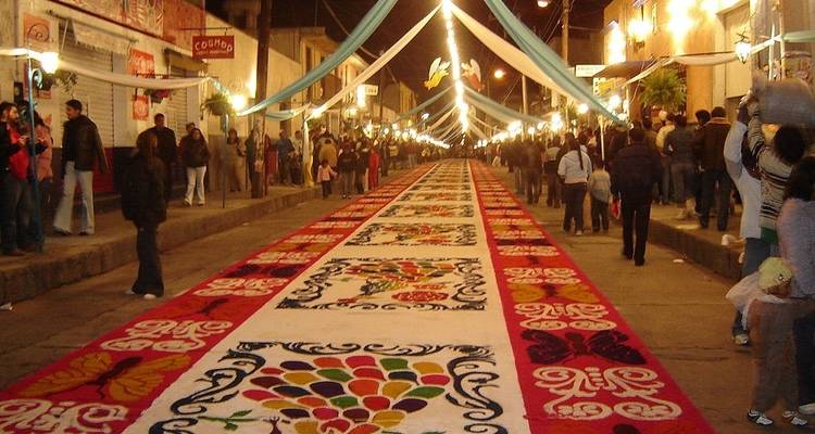 Rue décorée de tapis de sciure colorée pendant un festival