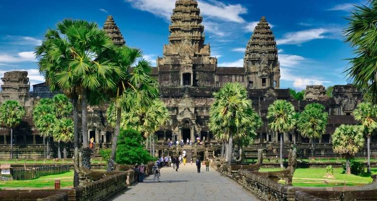 Templo de Angkor Wat visto desde una entrada principal con turistas visitando.