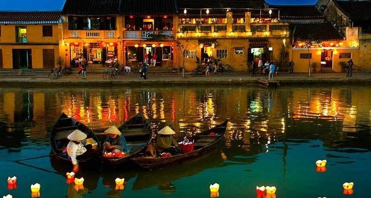 Boote mit Laternen auf einem Fluss bei Nacht, die lebendige kulturelle Lichter widerspiegeln.