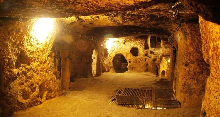 Inneres einer unterirdischen Höhle oder eines Tunnels.
