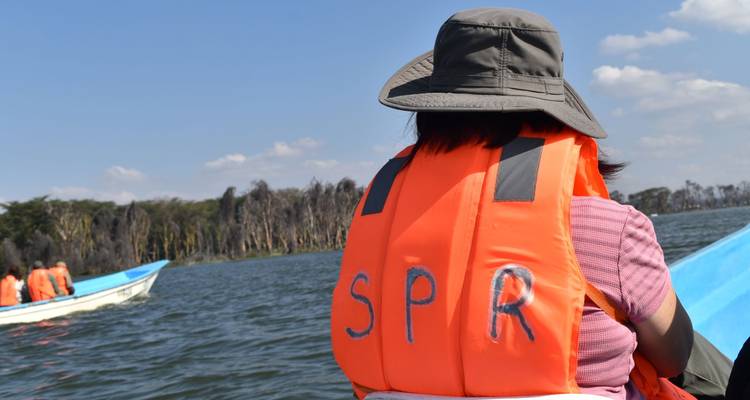 Persoon die een reddingsvest draagt tijdens een boottocht.