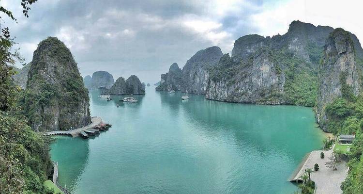 Panoramablick auf Kalkstein-Karst in der Halong-Bucht mit Booten.