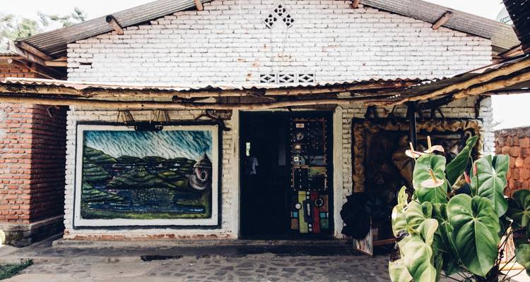 Eine Kunstgalerie mit ausgestellten Gemälden in einem Backsteingebäude.