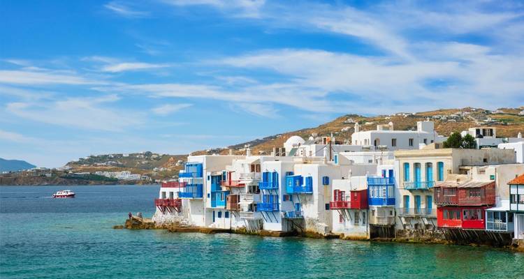 Vue pittoresque des maisons colorées au bord de mer à Mykonos.