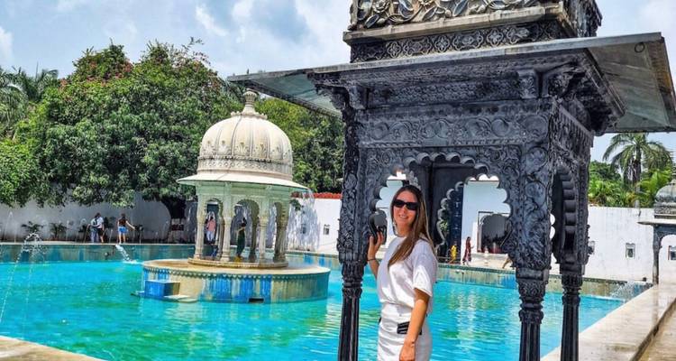 Frau in einem wunderschön gestalteten Garten mit Wasserelementen.